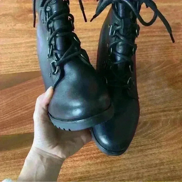 Sorel Black Leather Boots with Cream Fur - Picture 5 of 15